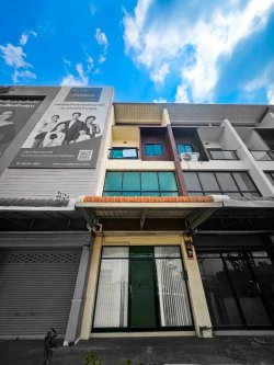 หาไม่ได้แล้วตึกแถวอาคารพาณิชย์ติดถนนสุขุมวิท !! ขายถูกตึกแถวอาคารพาณิชย์ 3 ชั้น เนินพระระยอง 23.8 ตร.วา ใช้สอย 150 ตร.ม.ทำเลคึกคัก เหมาะลงทุนและพักอาศัย !!