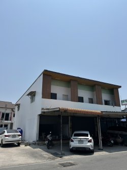 ทาวน์เฮ้าส์ 2 ชั้นหลังมุมเพิ่งรีโนเวท  เหมาะสำหรับทำธุรกิจ ร้านค้า คลินิก ขายทาวน์เฮาส์ริมถนนทางเข้า วัด บุญญราศรี ต.คลองตำหรุ อ. เมืองชลบุรี ชลบุรี