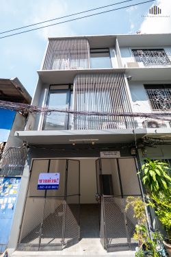 10นาทีถึงสาทร!! ในราคาต่ำกว่า 10 ล้าน ขายด่วน!! โฮมออฟฟิศ ตึก รีโนเวทใหม่ 12 ตารางวา มีที่จอดรถ ซอยจันทน์ 21 ถนนจันทน์  ใกล้ นาราธิวาส ช่องนนทรี สาทร เหมาะอยู่อาศัย ทำโฮมออฟฟิศ ใจกลางเมือง !!