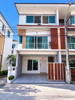 ขายทาวน์โฮม 3 ชั้น หลังมุม โครงการ Private Ville หัวหมาก 11 พื้นที่ 23.5 ตร.วา พร้อมเฟอร์นิเจอร์ Built in เดินทางสะดวก