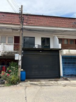 ขายทาวน์โฮม 2 ชั้น รีโนเวทใหม่พร้อมอยู่ใจกลางเมือง ถ.เสนานิคม ใกล้ลาดพร้าว-รัชโยธิน ใกล้รถไฟฟ้าสายสีเขียวเพียง 10 นาที
