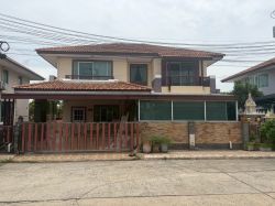 อยากได้บ้านเงียบๆ แต่เข้าเมืองง่าย? ขายบ้านเดี่ยว 62ตรว.พื้นที่ใช้สอย 210ตรม. การ์เด้นวิลล่า วอเตอร์ฟร้อนท์ พร้อมเข้าอยู่ได้ทันทีเเถมเเอร์เฟอร์ทั้งหลัง ทำเลลาดสวาย ใกล้สิ่งอำนวยความสะดวก