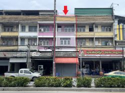 ขายพร้อมผู้เช่า อาคารพาณิชย์ 3.5 ชั้น ติดถนนใหญ่ต้นถนนแพรกษา 18 ตร.ว. ผังเมืองสีน้ำตาล ย.8